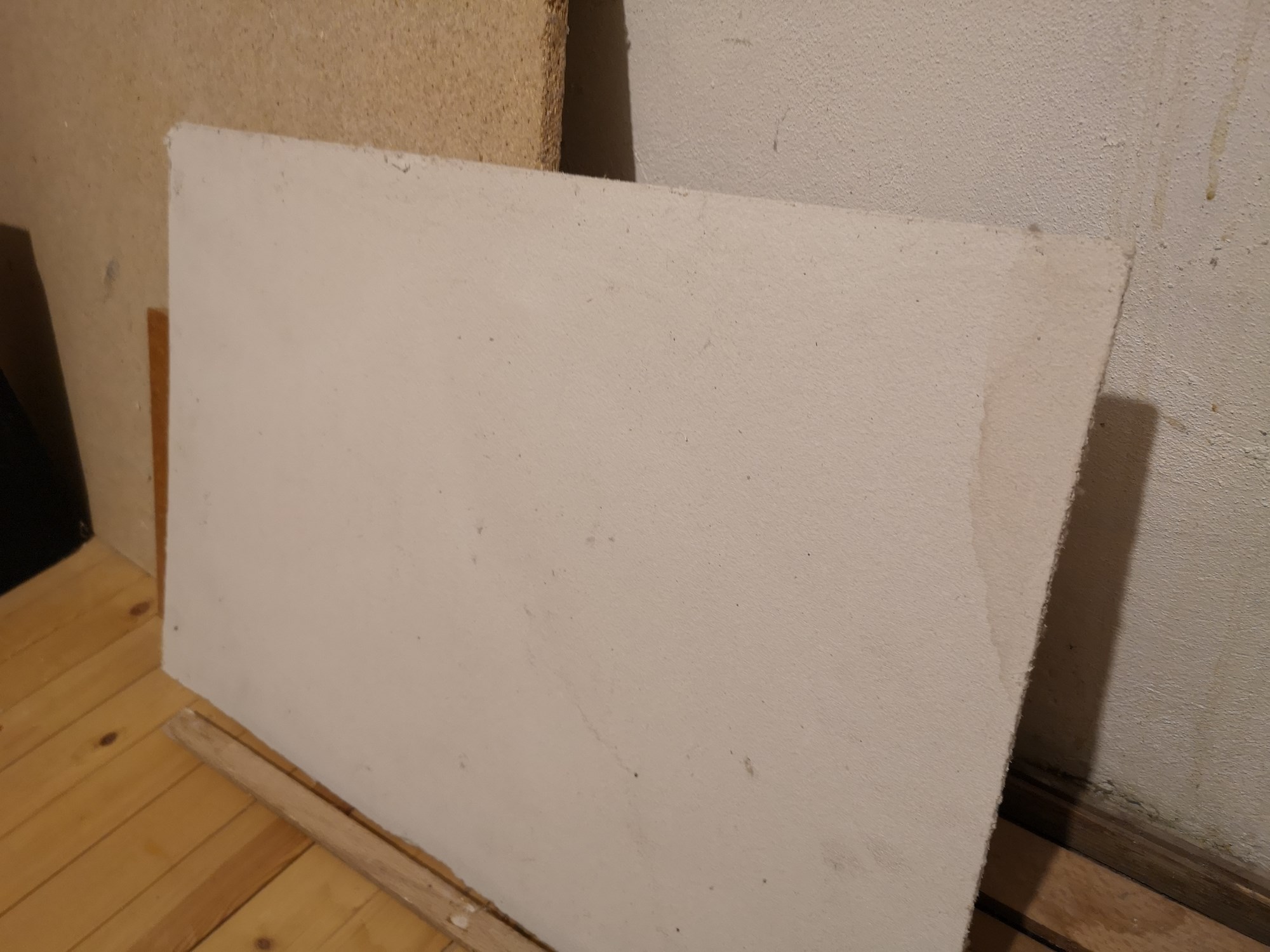 Jeg har funnet noen mistenkelige plater, kan det være asbest i dem? - IMG_20180928_104109.jpg - Landlord