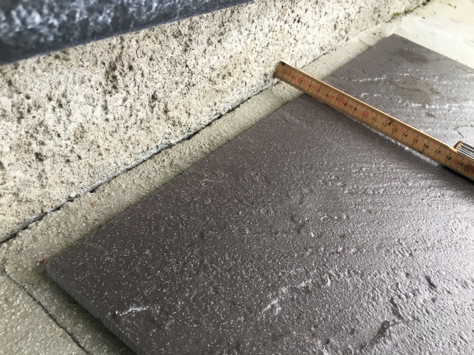 Fliser på isolert betongplate ute, m/u tak - FA3BBB4E-4CA1-453C-B218-4FC38522C9AD.jpeg - Paso123