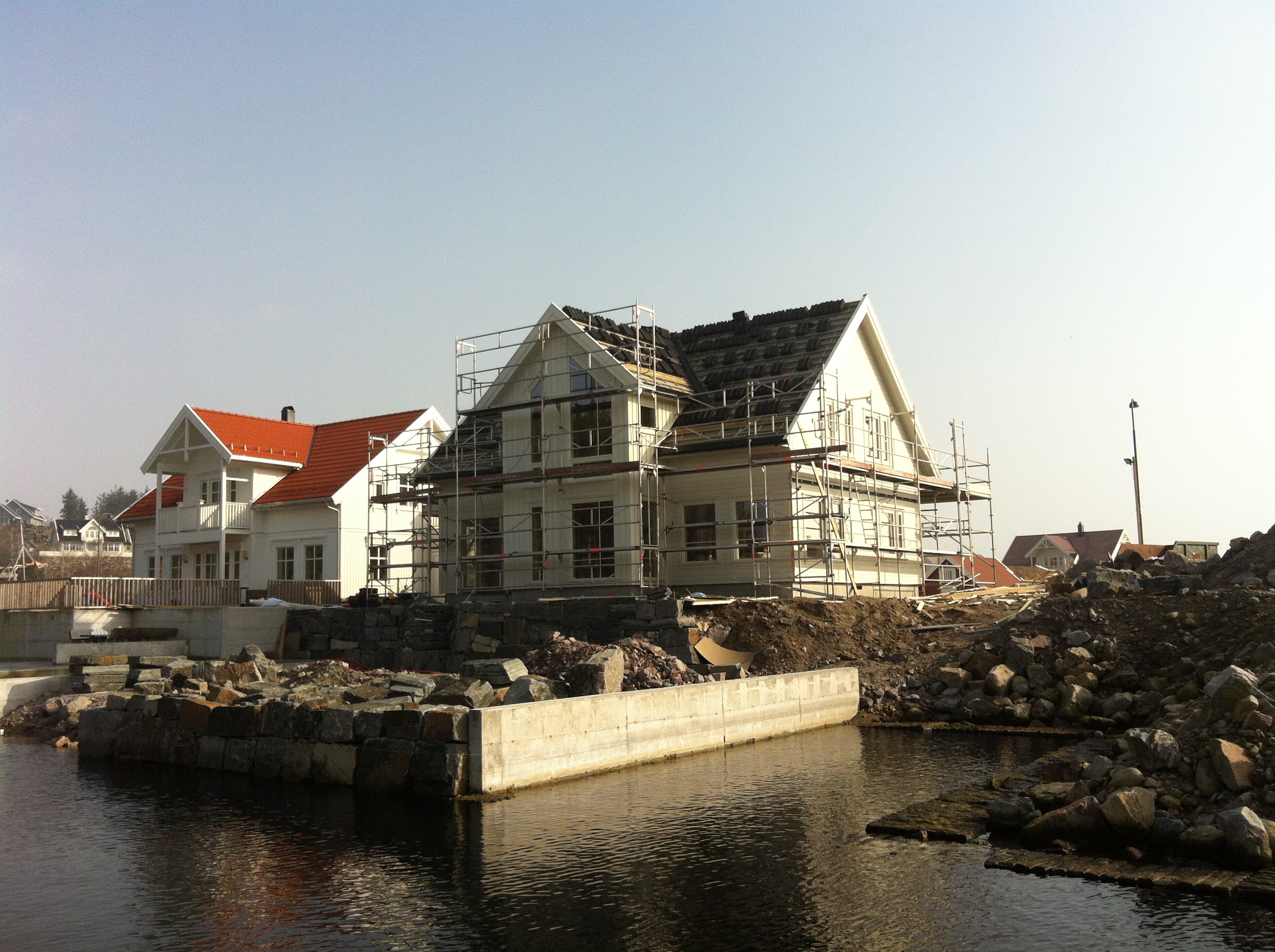 Edvin: Moderne Sørlandsidyll - brygge og båthus i hagen - Front 5.JPG - Edvin