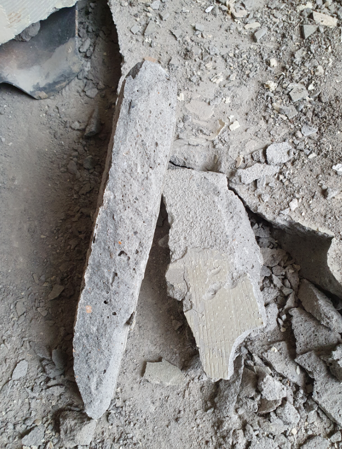 Fjerner gulv i sokkel, porøs påstøp som sprekker. - betong.PNG - gjelsvik