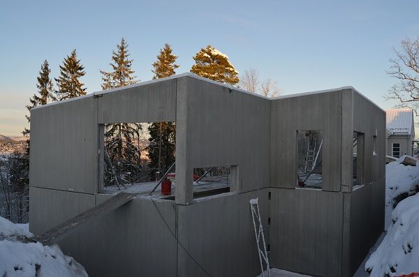 Moderne hus i Asker - Betongelementer på plass.jpg - OnlyOne