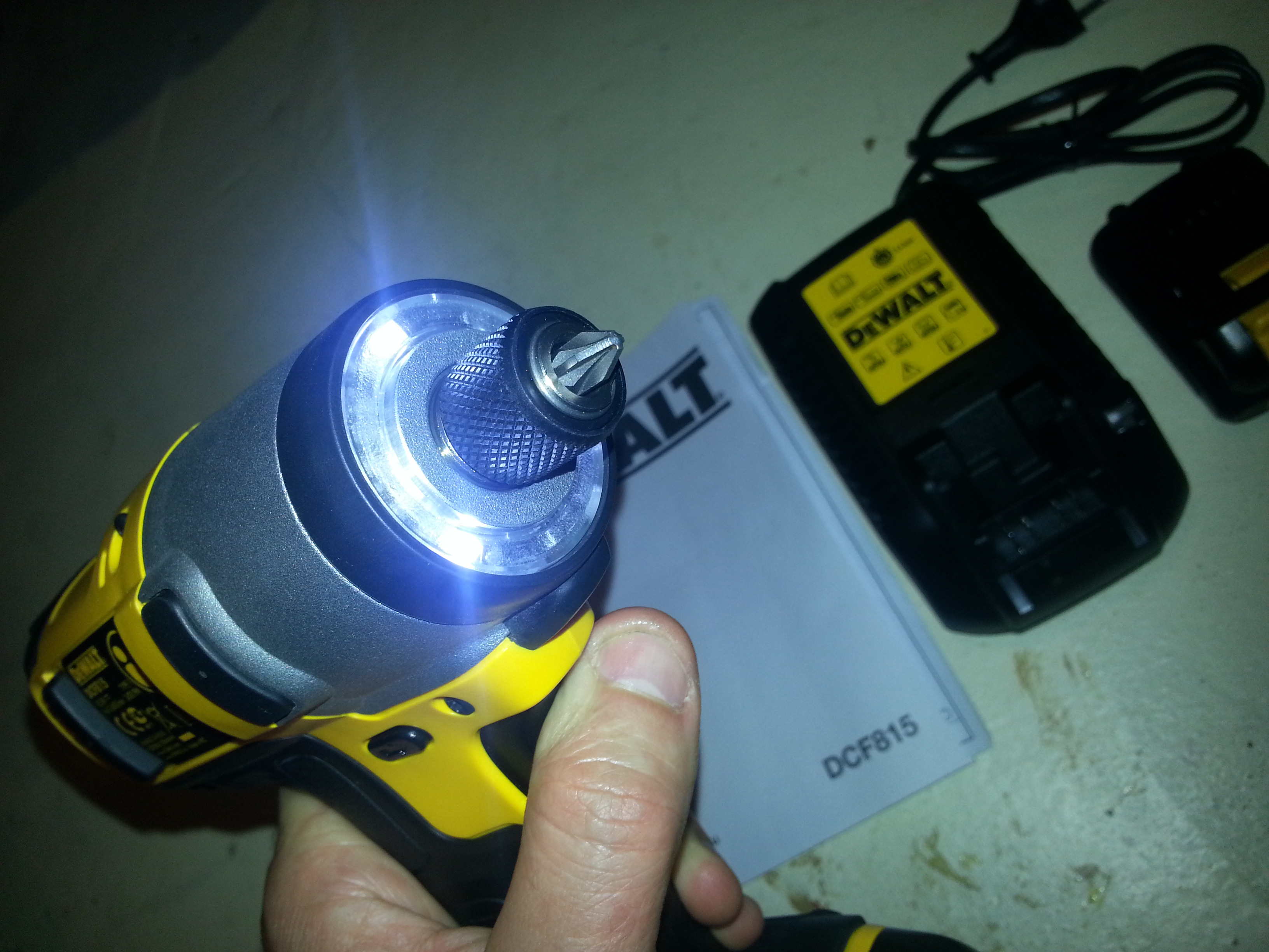 DeWalt DCF815 slagtrekker 10.8V m/ lader og to batterier selges - 20130423_224331.jpg - This is David