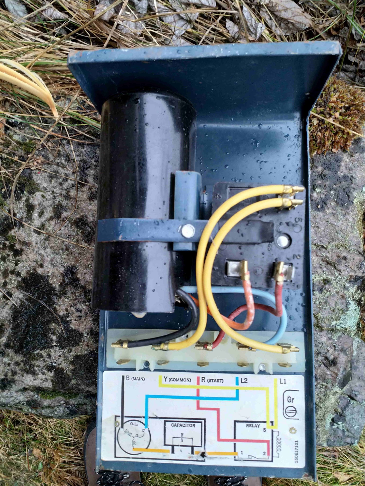 Feil på elektrisk styring av senkepumpe i borebrønn - Innsiden av kontrollboks for pumpe liten fil.jpg - Telemarking