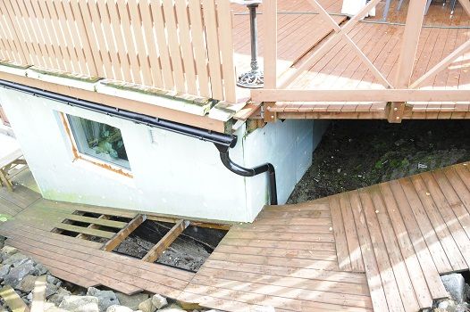 Fuktgåte i et rom delvis under fjell - 02 ute oversiktsbilde.jpg - ThoE