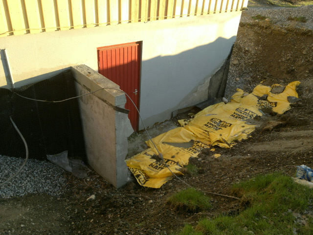 Bygge av støttemur rundt kjeller inngang i Sørum. - 29042012164.jpg - Anonym