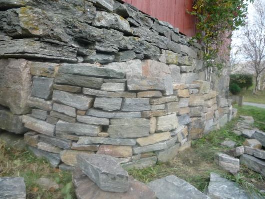 Postkassestativ og andre små bygg + mur i naturstein - mur, løde.jpg - akselstave