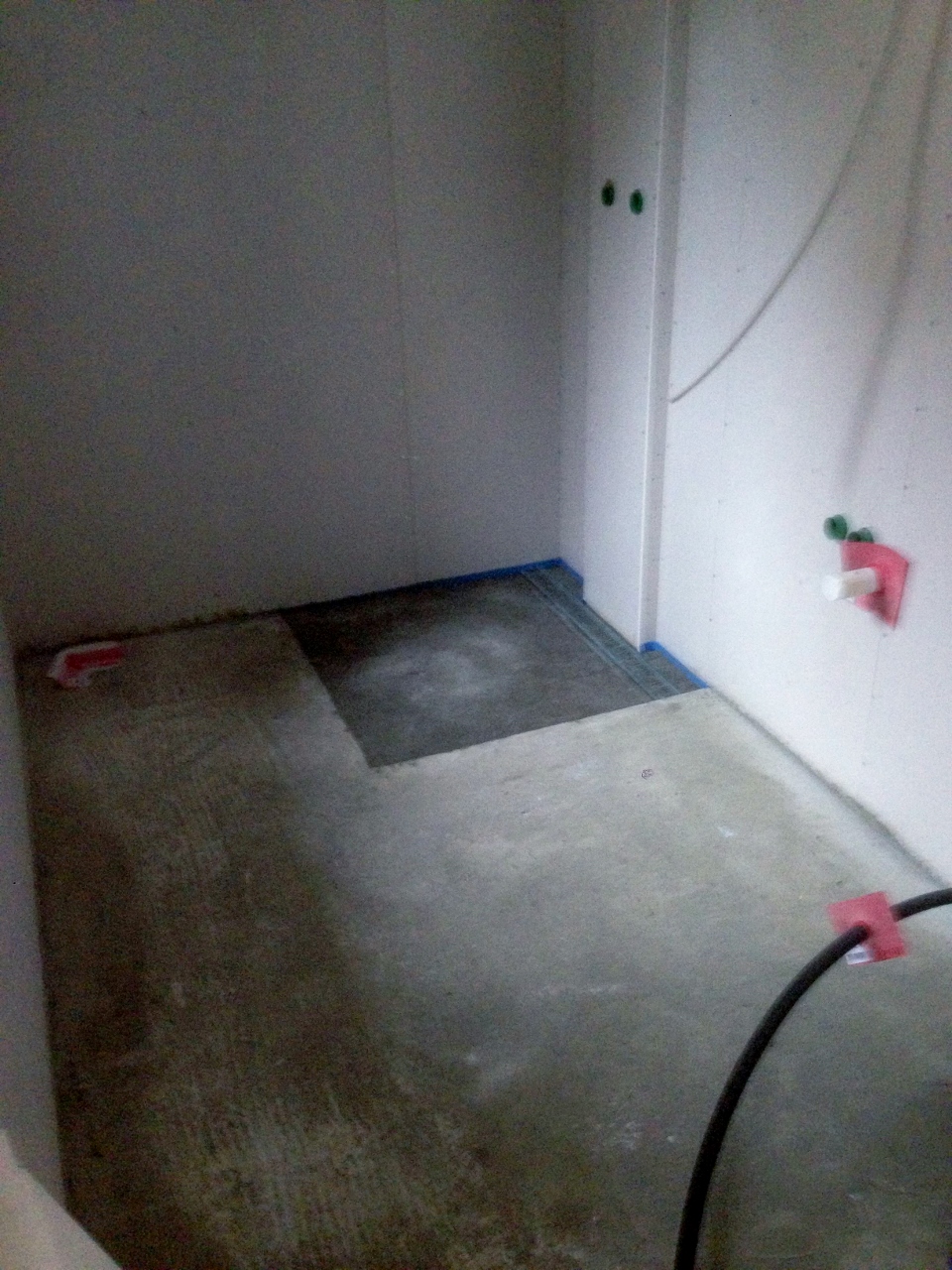 PROSJEKT #4 - Smøre membran og flislegge gulv og vegg på gjestebad. Bygge inn si - 2013-10-05 09.31.12 (960x1280).jpg - stefanvh