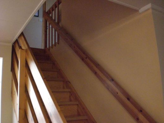 Male en lakkert furutrapp - trappa.jpg - Benedictee