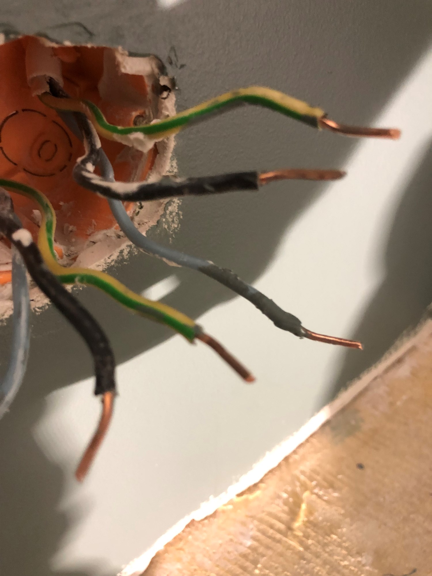 Maling på elektriske ledninger - Ledninger malt.jpg - volljoto