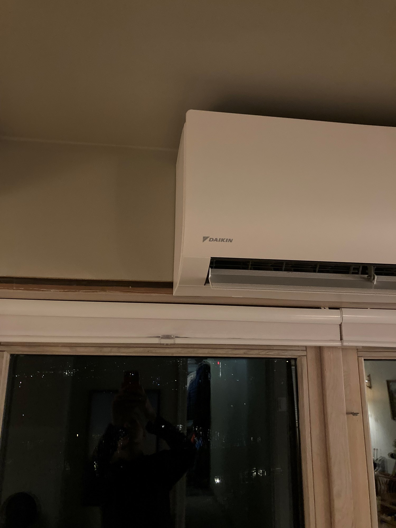 Varmepumpe montert over dør  - IMG-3883.jpg - Voksenpoeng