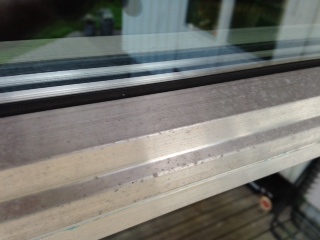 Rens/polering av aluminiumsbeslag rundt vindu - bilde 2-3.JPG - Savls