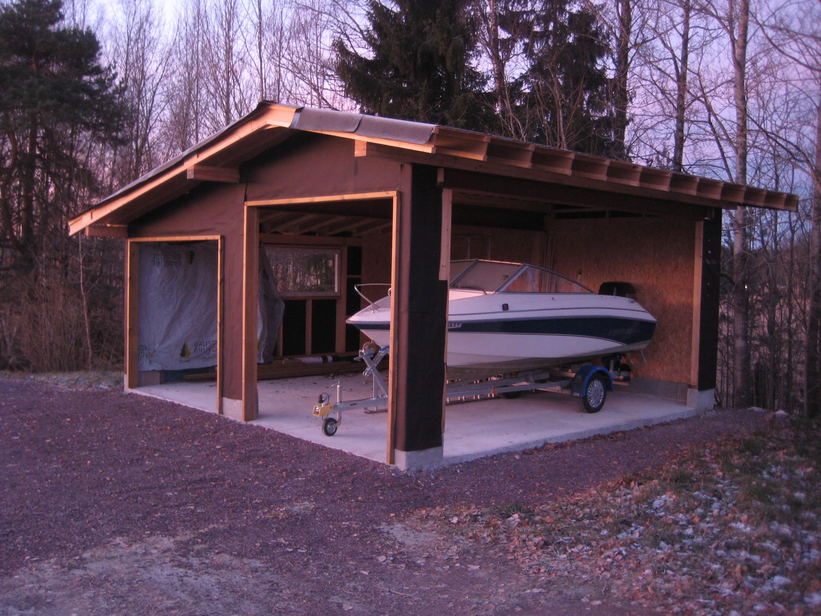 Bidda: "hjemmelaget" garasje på hytta - 36 båt på plass.JPG - Bidda