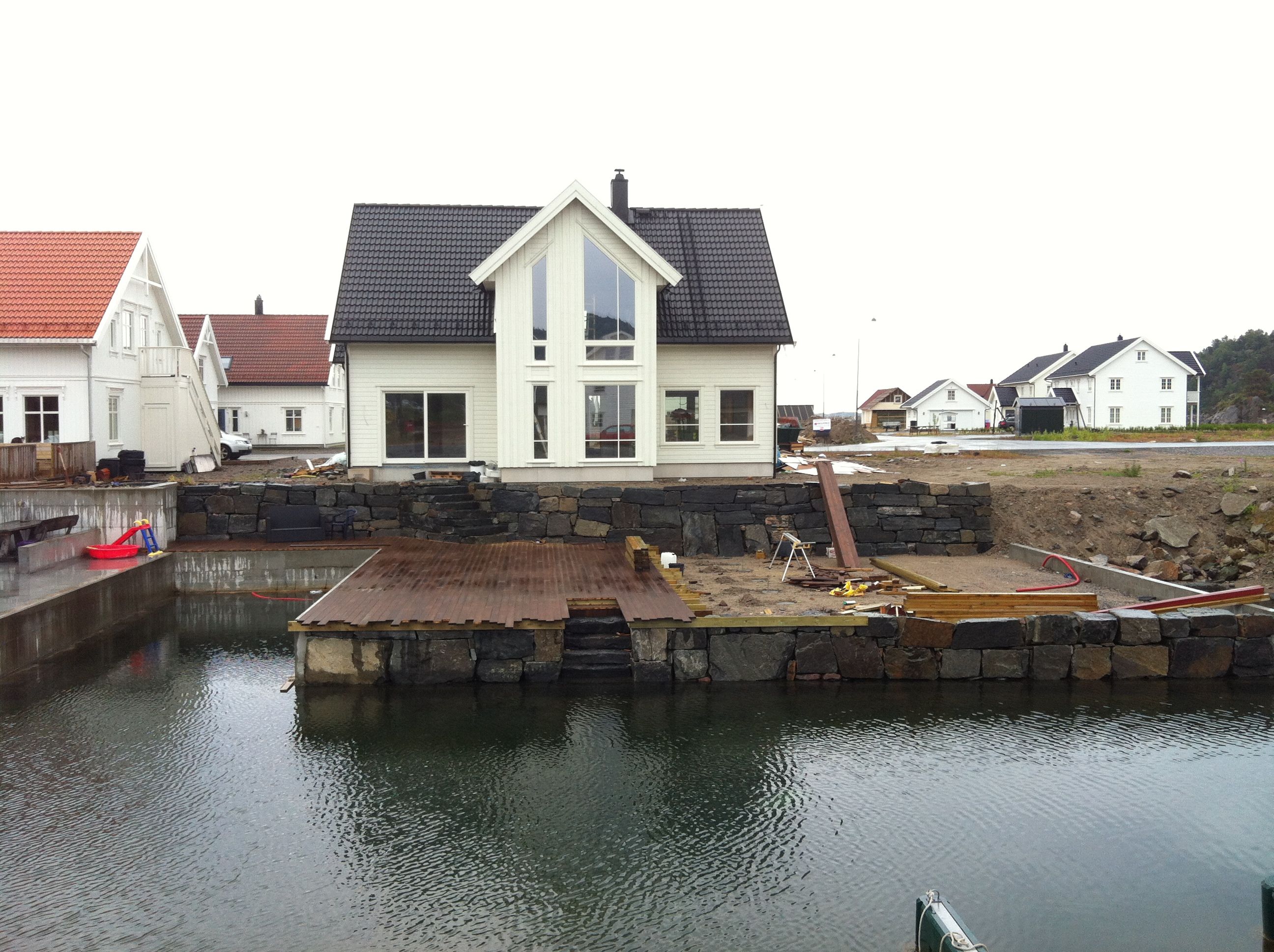 Edvin: Moderne Sørlandsidyll - brygge og båthus i hagen - Framside av hus og brygge.jpg - Edvin