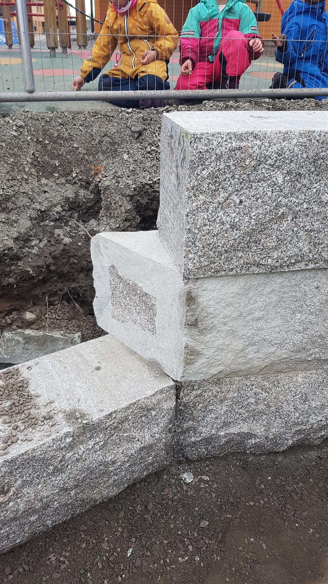 Bygging av Granitt støttemur fallende lengder - 2020-01-23 13.46.23.jpg - Pål10