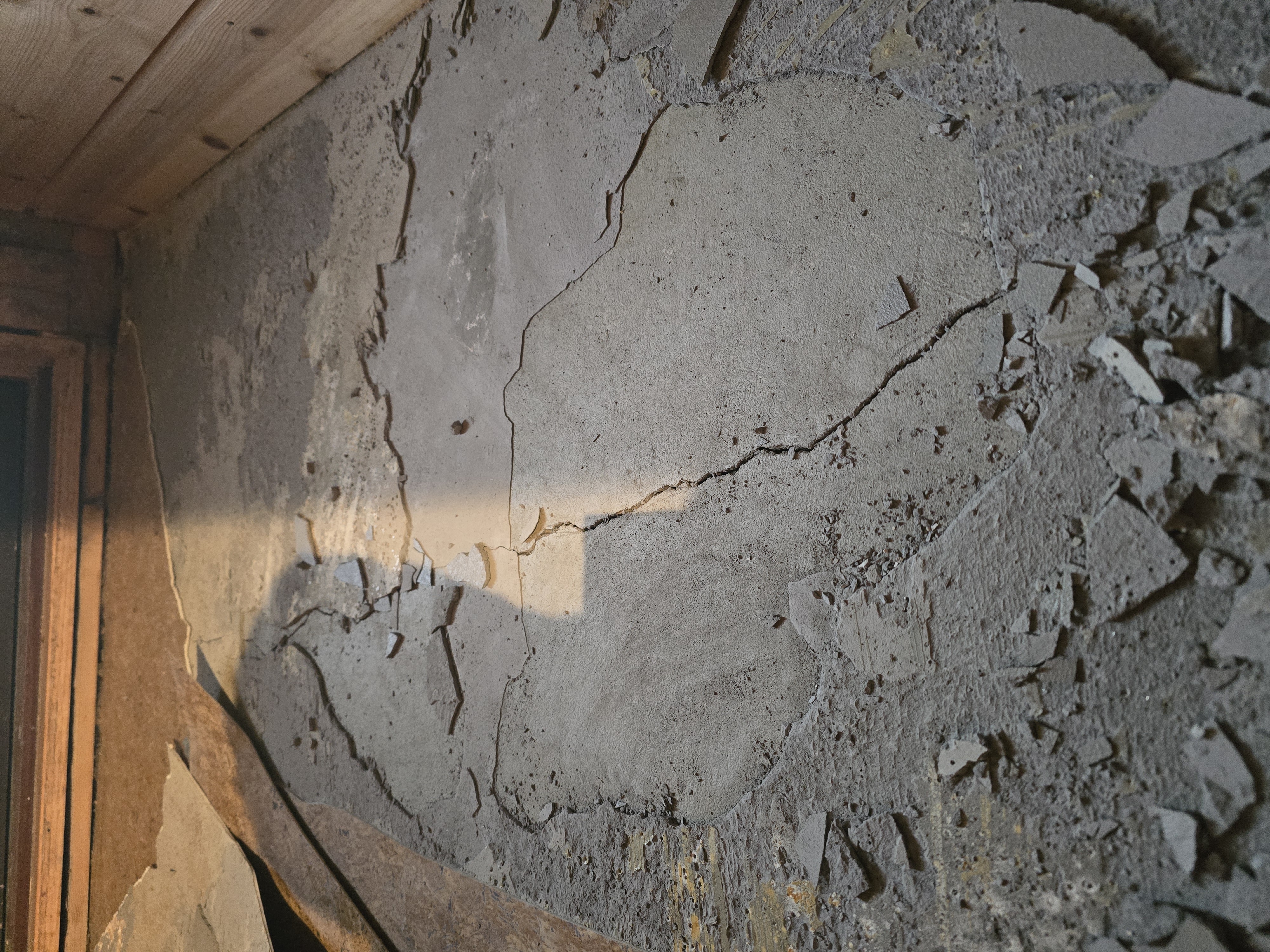 Porøs avretting og sprekker i betong kjeller - 1000010805.jpg - Mvassli