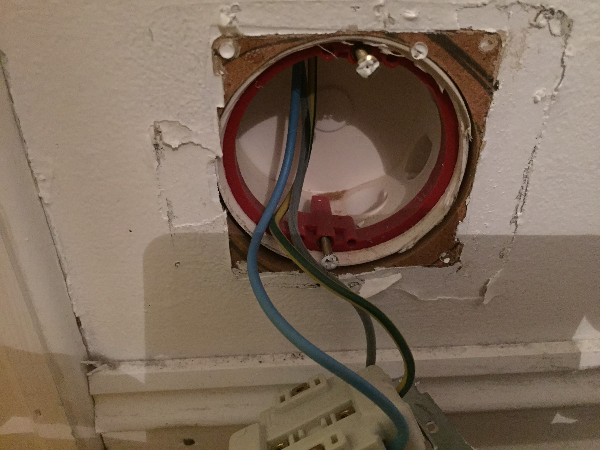 Hva gjør elektrikeren her for å legge opptil nytt utenpåliggende stikk. - 20150906_211209230_iOS.jpg - Bjorn75
