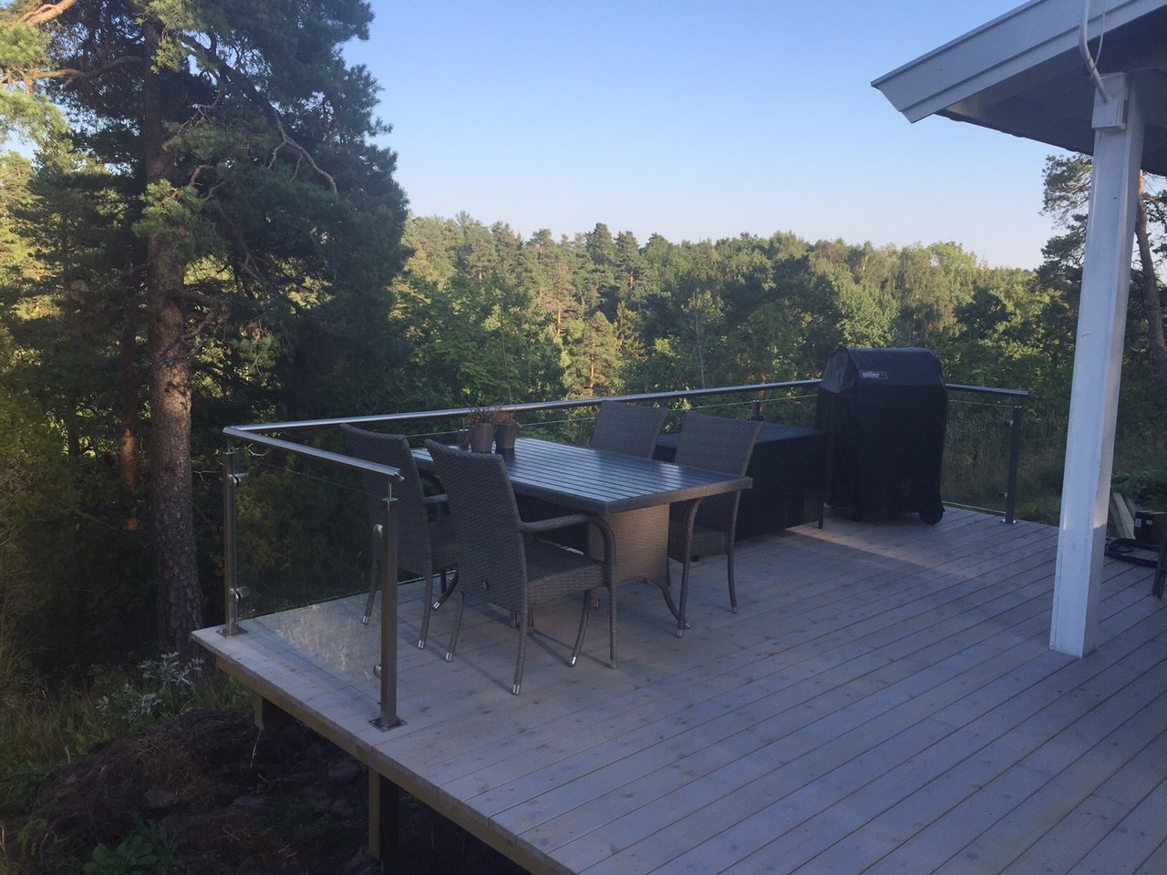 Bidda: utvidelse av terrassen på hytta 2015 - 24 glass montert.JPG - Bidda