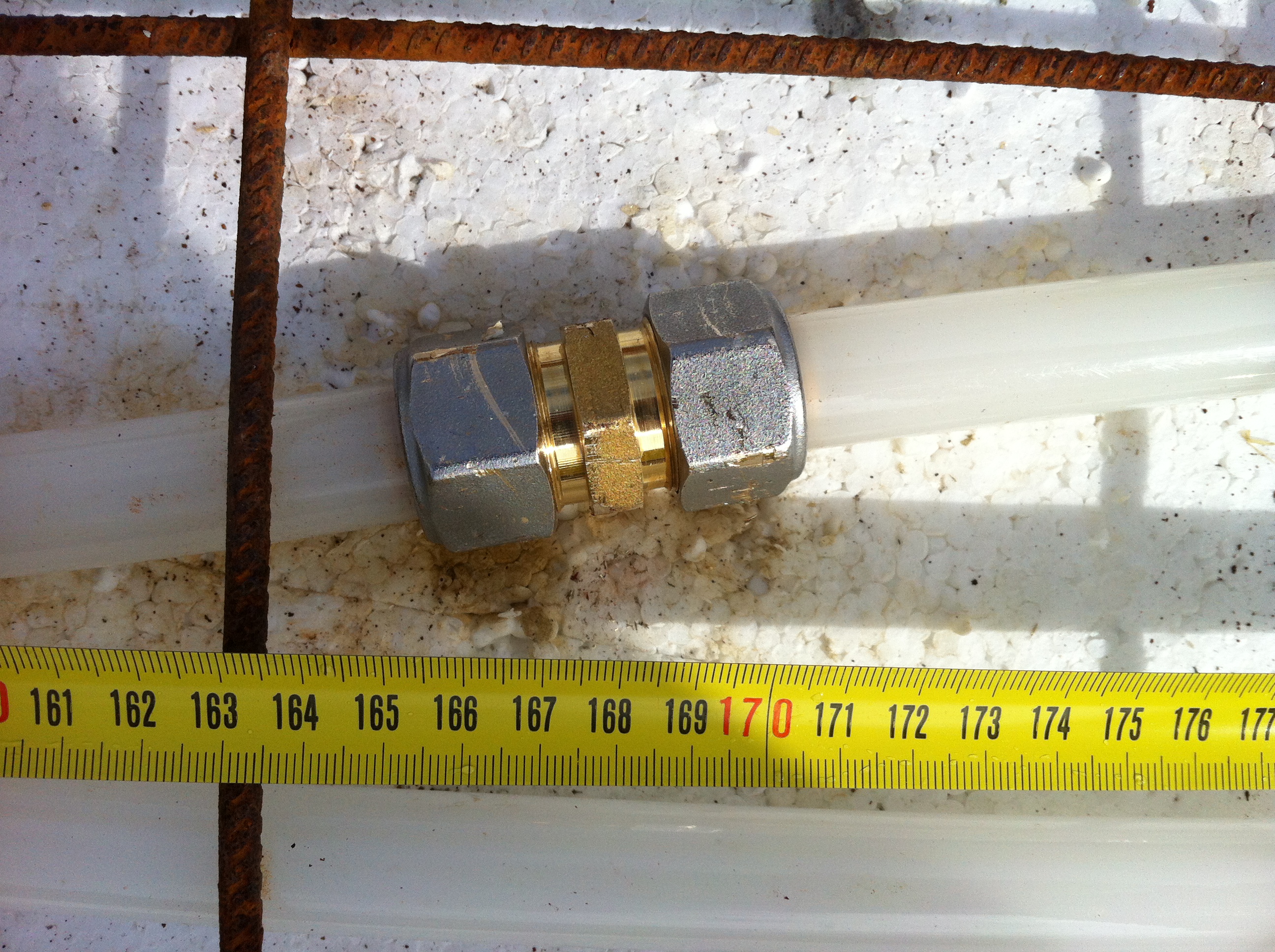 Vi legger vannbåren gulvvarme for betong - 2012-07-25 11.08.27.jpg - stefanvh