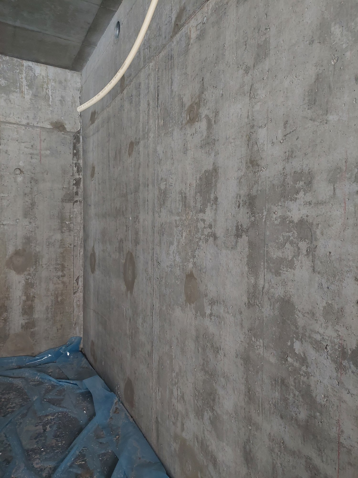 Isolert hobbygarasje i plasstøpt betong, male ny betong innvendig - 20211128_142223.jpg - eehgil