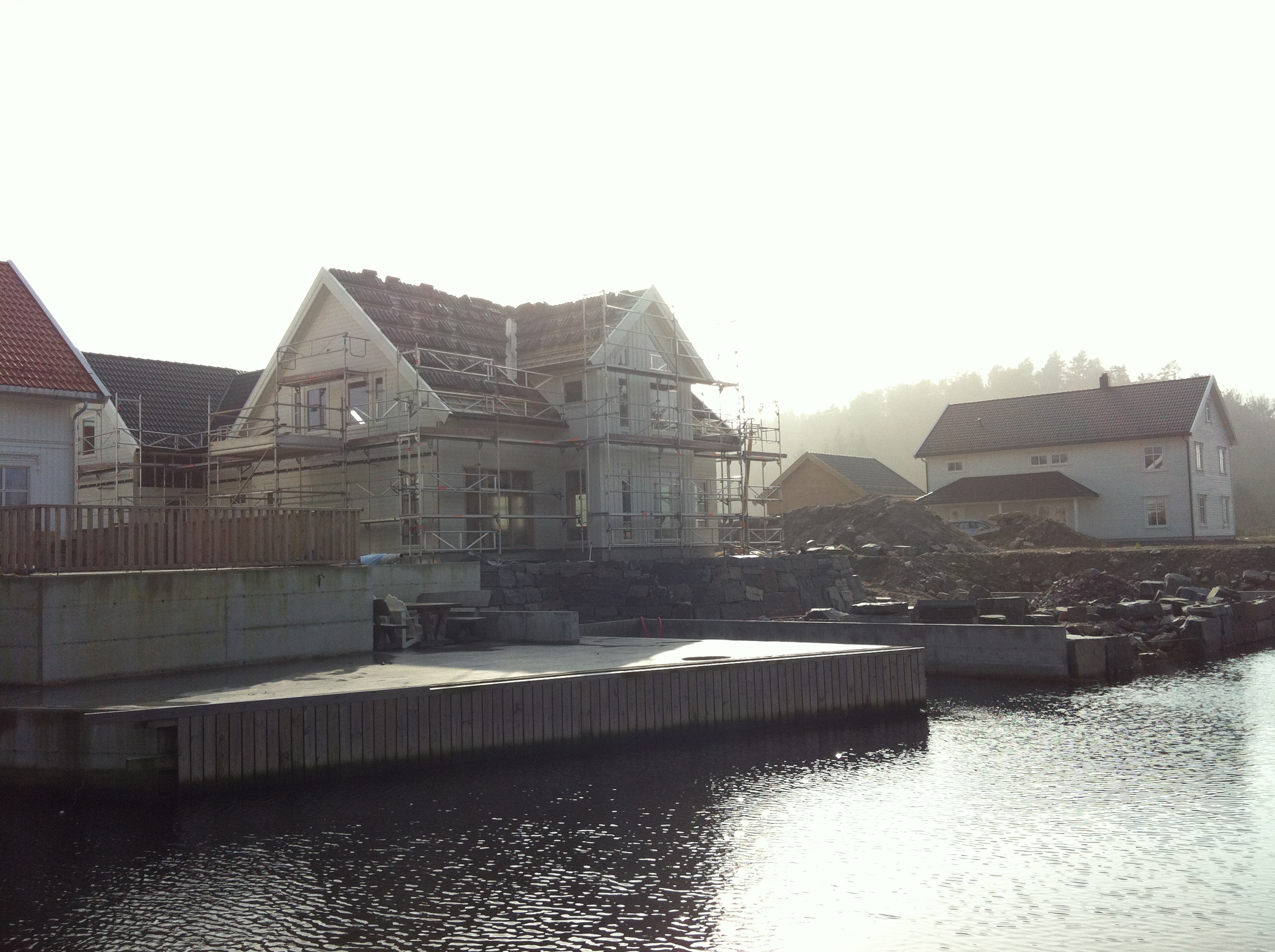 Edvin: Moderne Sørlandsidyll - brygge og båthus i hagen - Front 2.JPG - Edvin