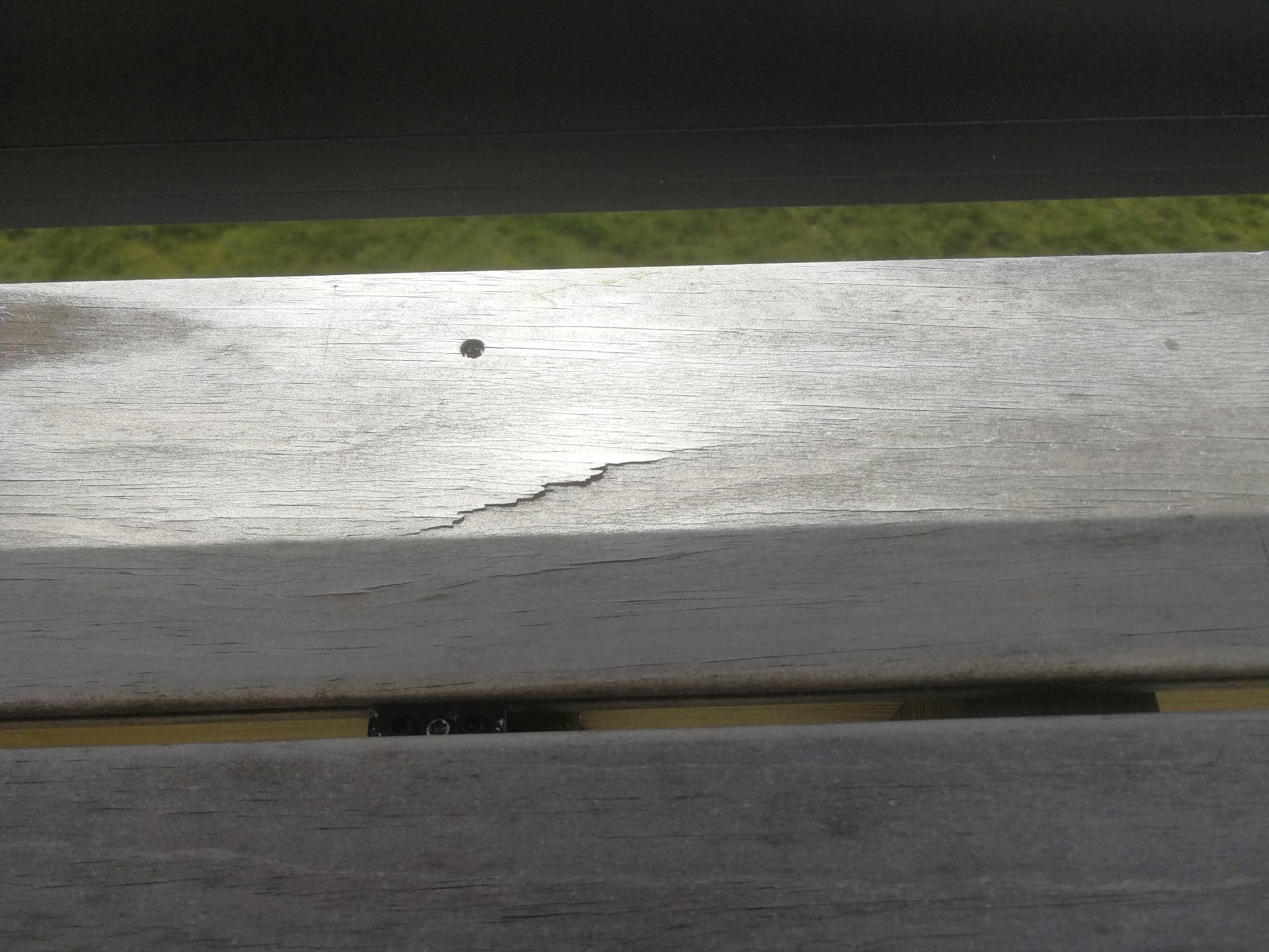 1 år gammel terrasse med  Kebony Clear terrassebord som sprekker og fliser seg - 278191175_1320621851770711_1739979443241180164_n (1).jpg - ChroniX