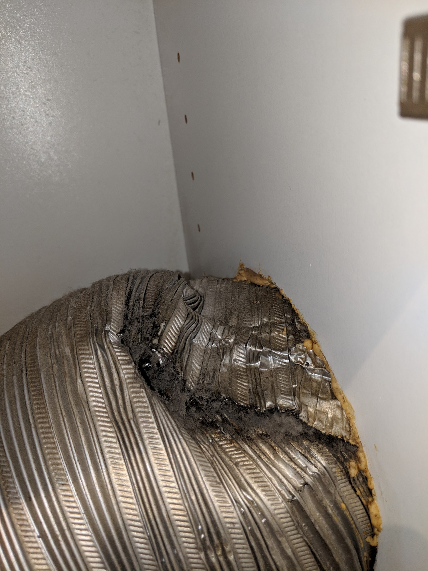 Hva er dette gråstoffet i ventilasjonsrister i kjøkken og i ventilator eksos? - IMG_20181118_124816.jpg - mdn
