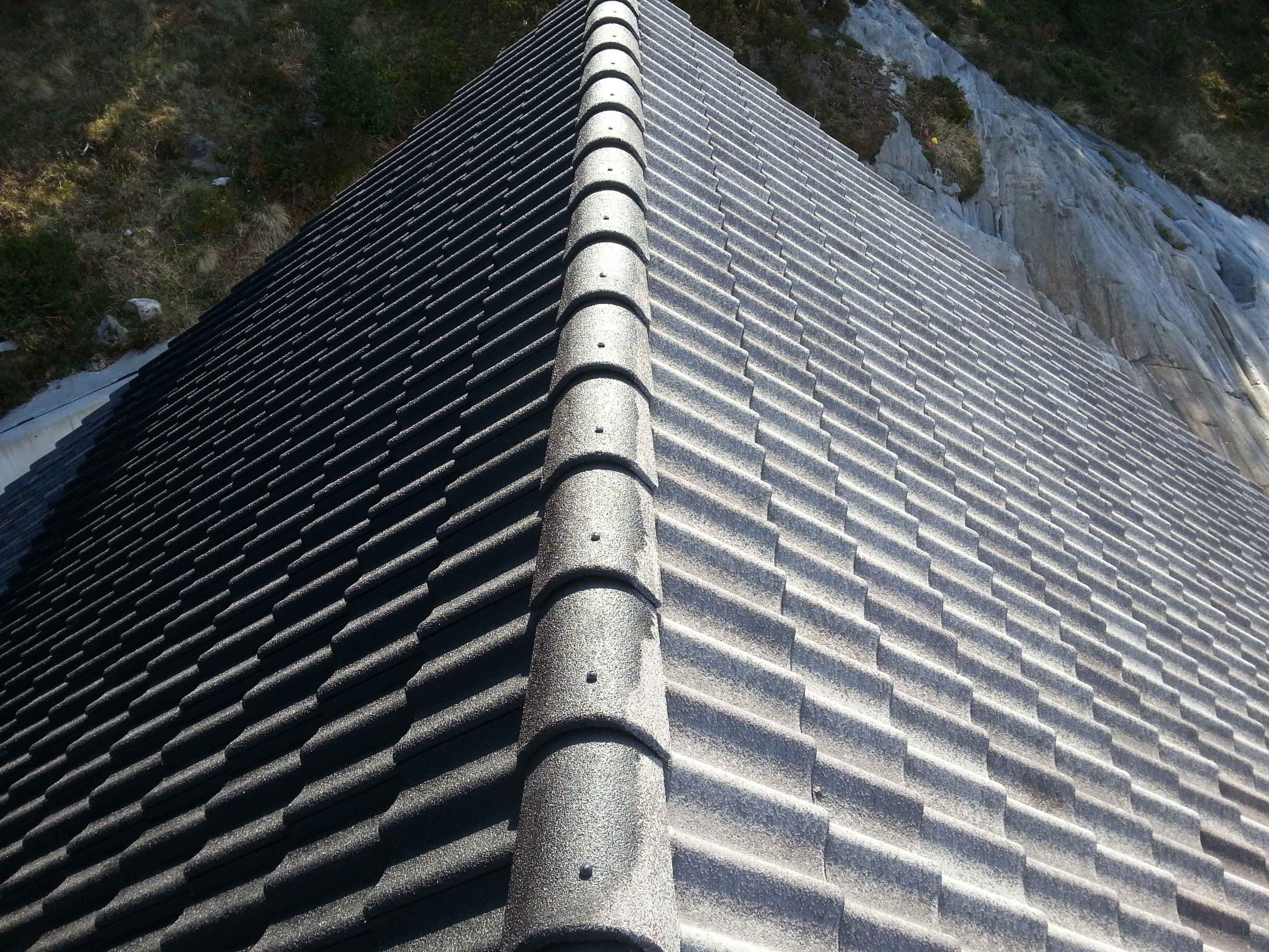 Maling av Zanda betongtakstein - 3.Før-etter.jpg - Holvik
