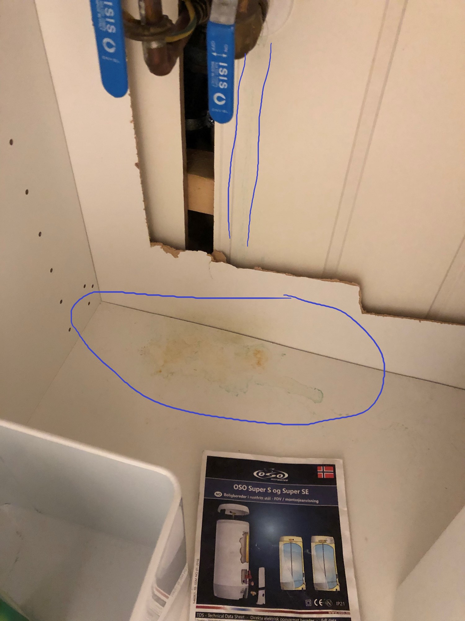 Flekker etter nyoppusset vaskerom inne i skap (Blå/oransje flekker) - IMG_4654.jpg - henrikhoe