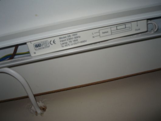 Defekt lysrørarmatur over kjøkkenbenken: ITS Model SB-18W - Diverse 008.jpg - pusekatt