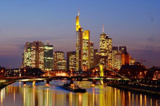 Tradisjonelt utseende eller moderne - Frankfurt_Skyline_at_night.jpg - incognito