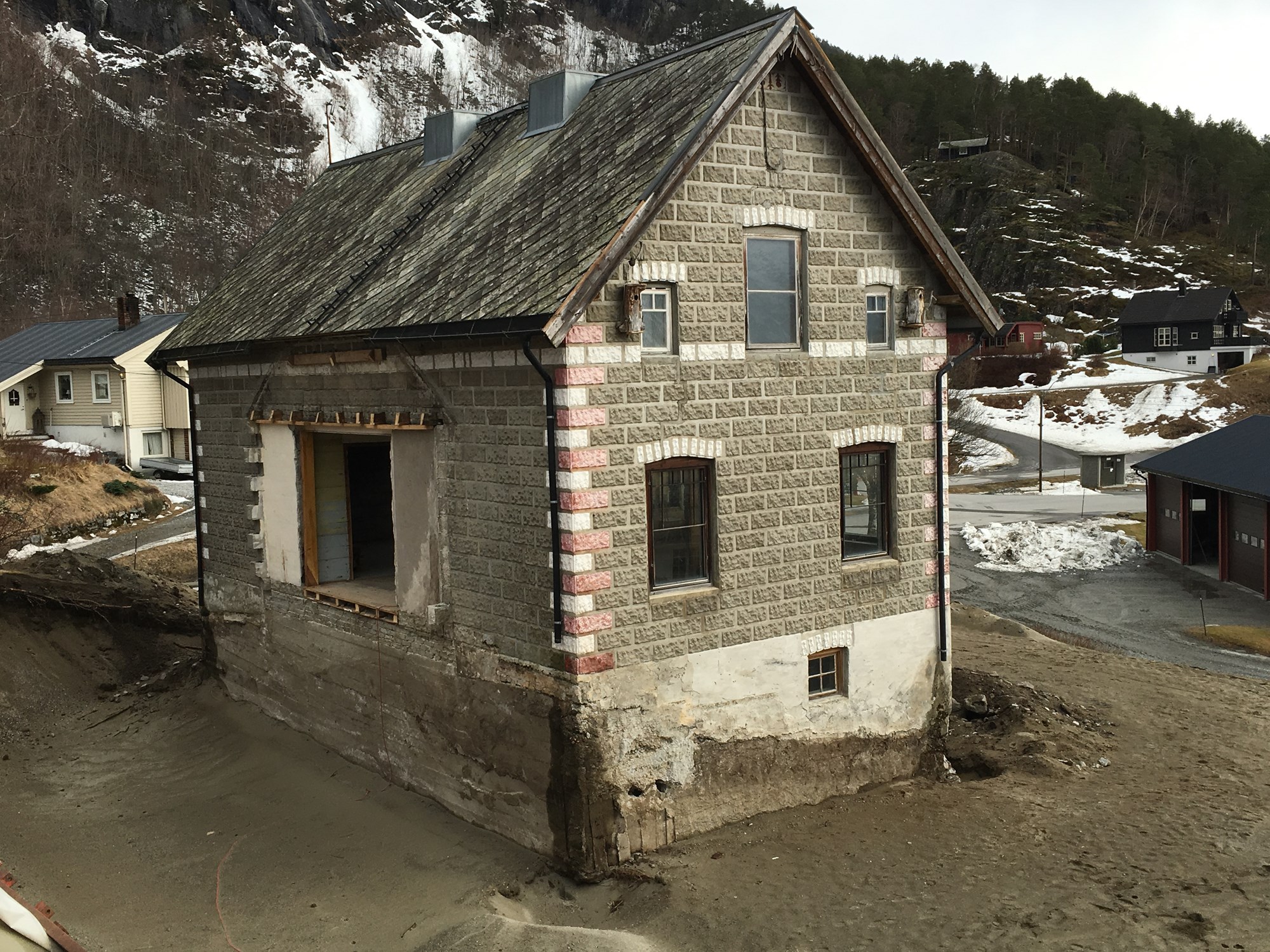 Scmidt-hus (i støpte steiner) fra 1913 skal TOTALrenoveres og påbygges... - IMG_6528.JPG - Mjelvahagen