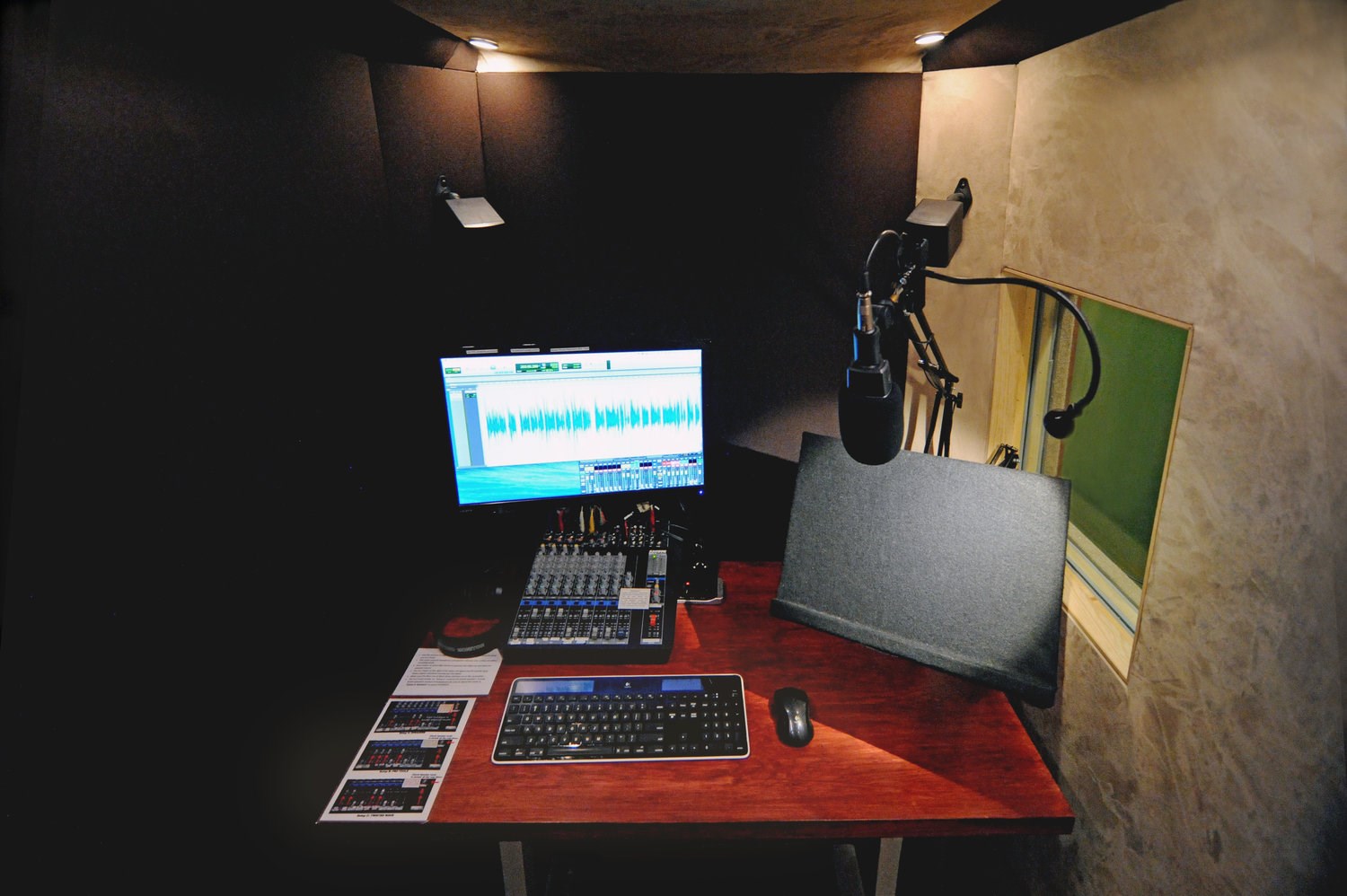 Skal lage meg en DYI lydbod / sound booth, men har et par spørsmål... - diy+Booth+Inside+-+Desk.jpg - Vandreren