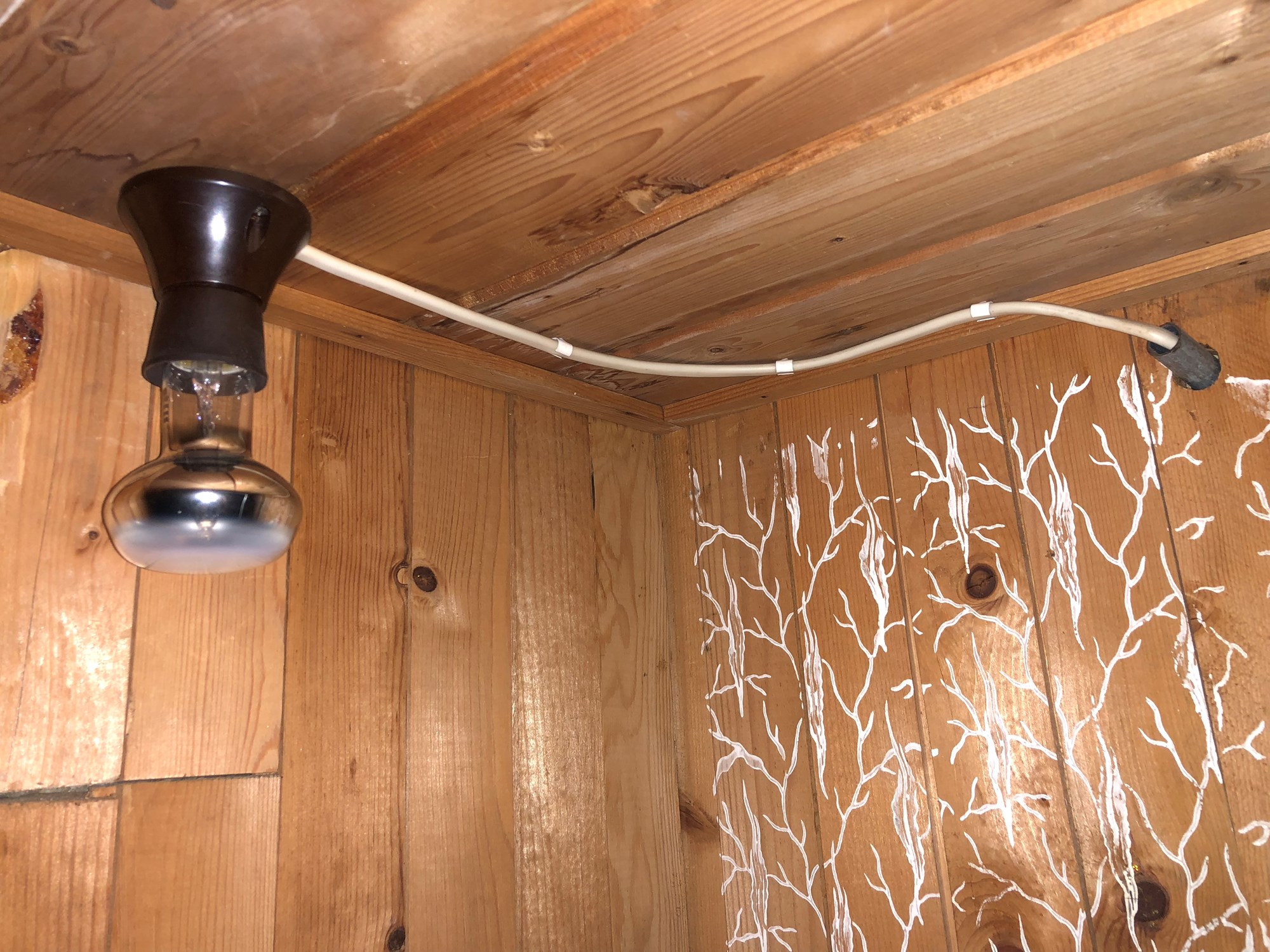 Bytte av fastskrudd taklampe samt skjøting av ledning - usikker på reglemangv - 2018-06-07 20.46.32.jpg - Anonym