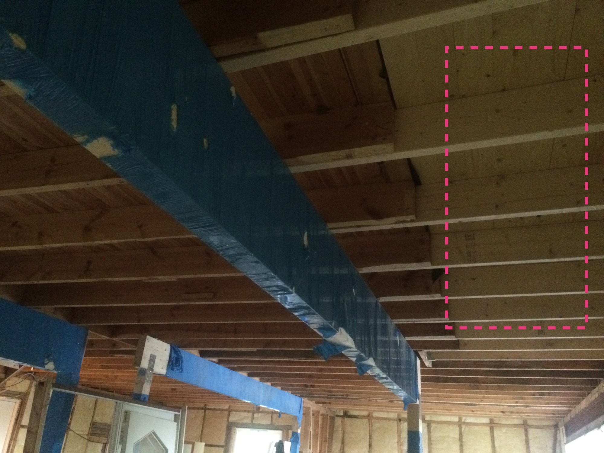 Fuktsperre av tak som er delvis opp til uisolert loft og delvis opp til oppholdsrom som allerede er dampsperret - 2015-10-01 08.01.20.jpg - vF6eRgjX5z5EMz2