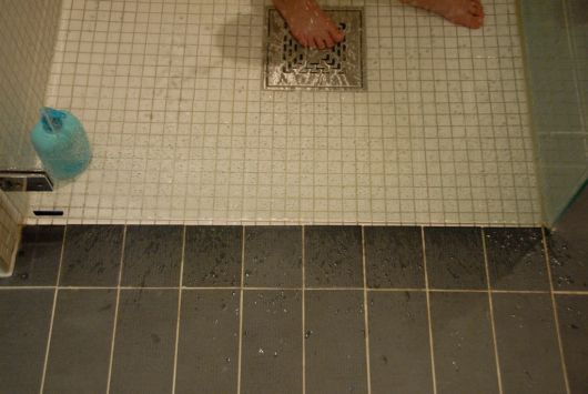 Løsning med nedsenket gulv i dusjnisje - Jentungen dusjer.jpg - EdgeMan