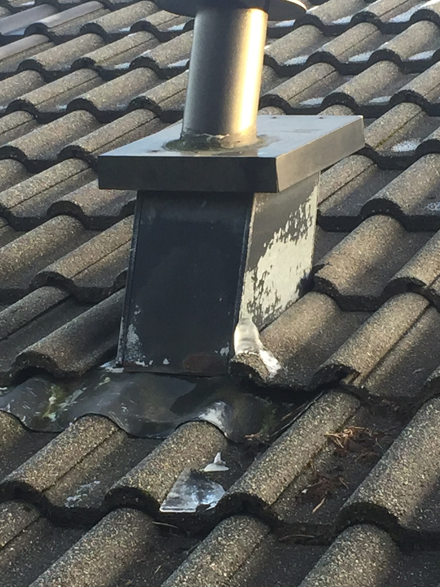 Istappper på taket ved luftingen fra bad - IMG_2482.JPG - Blåklokke