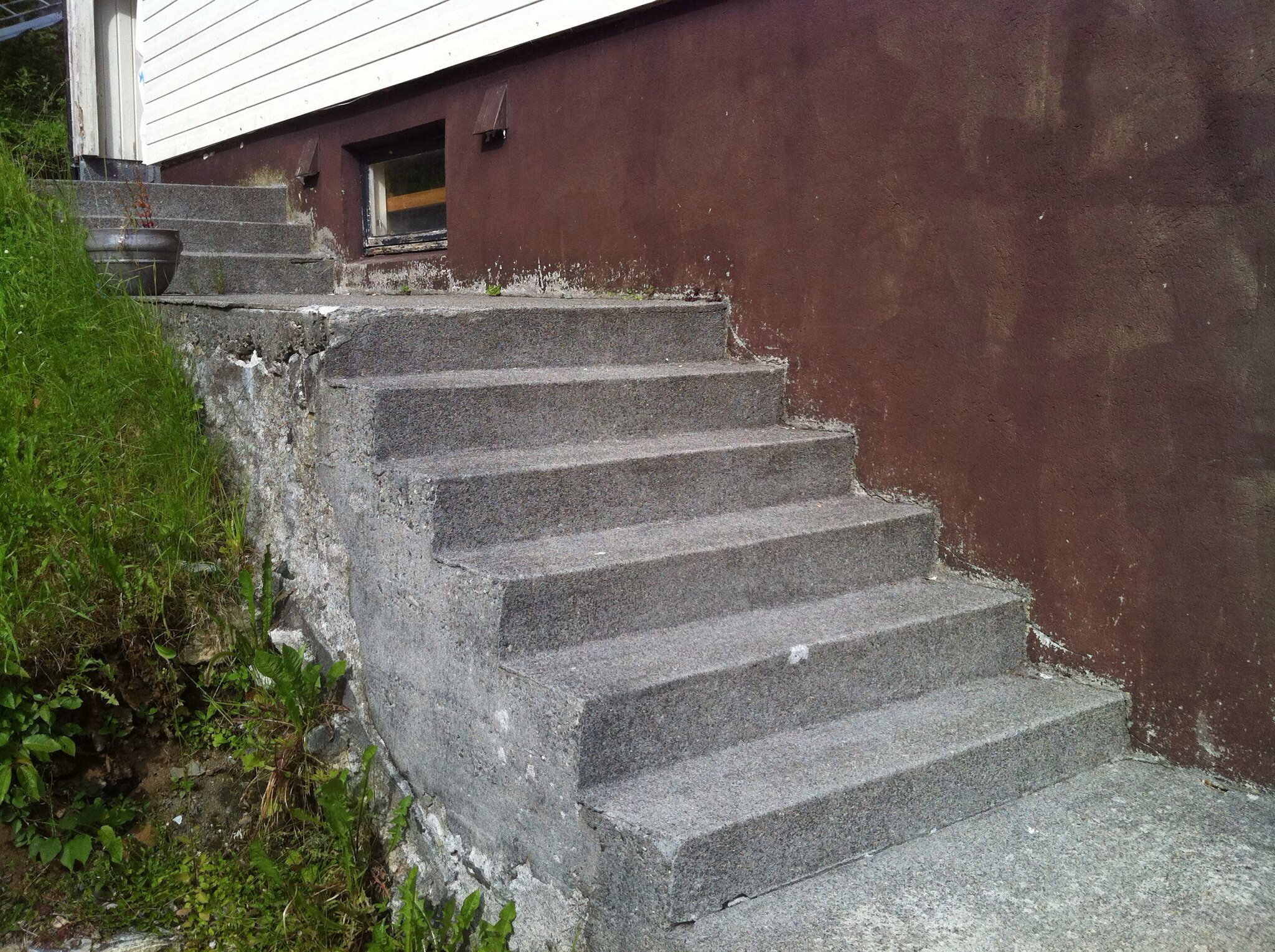 Fukt mellom utetrapp og grunnmur - image.jpg - A_hjelme