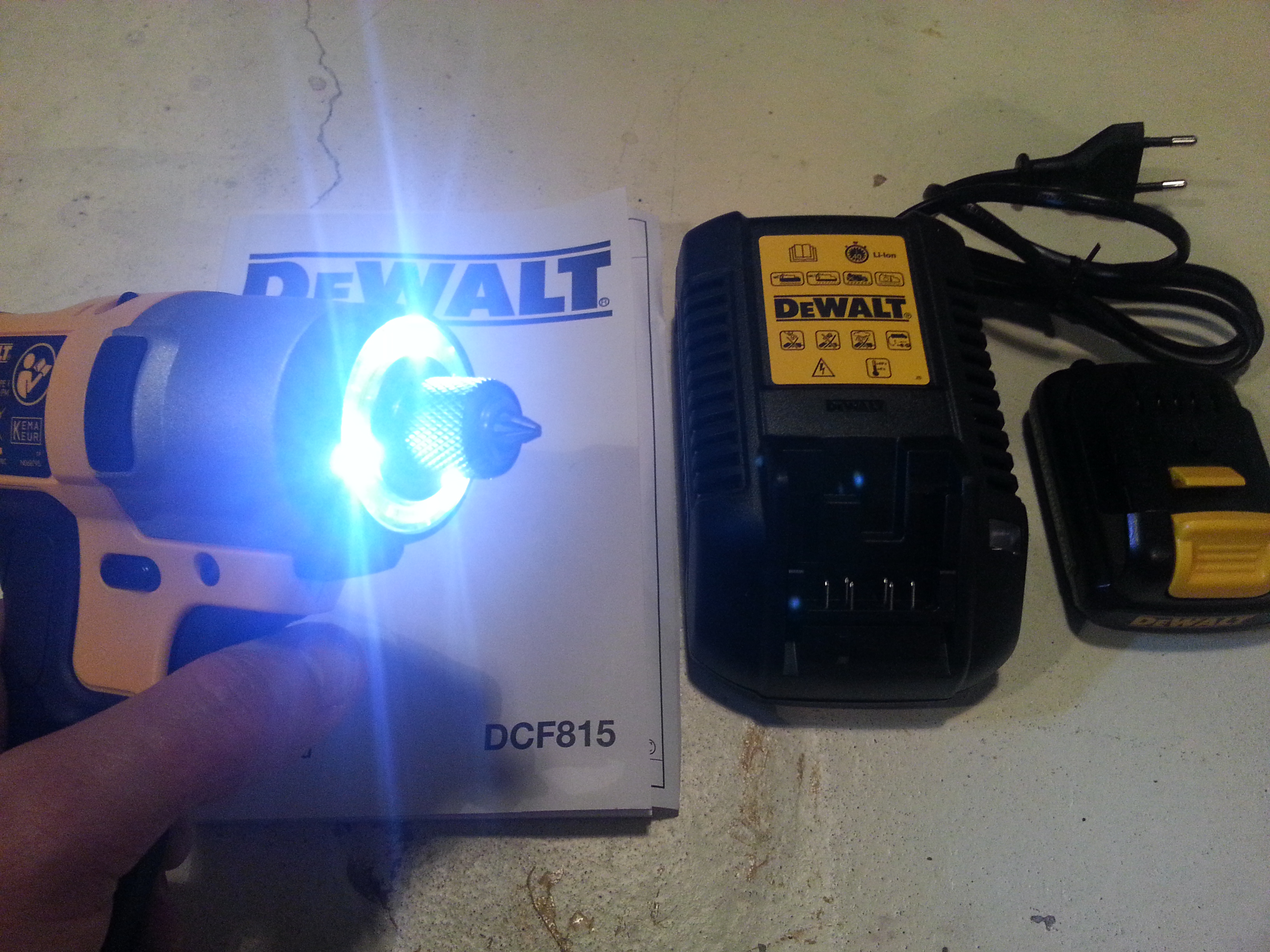 DeWalt DCF815 slagtrekker 10.8V m/ lader og to batterier selges - 20130423_224148.jpg - This is David