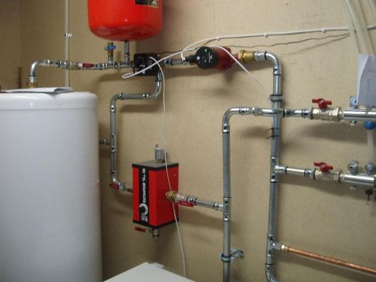 Høyt vanntrykk, reduksjonsventil, varmtvannstank og vannbåren varme - P5210063.jpg - Rolf