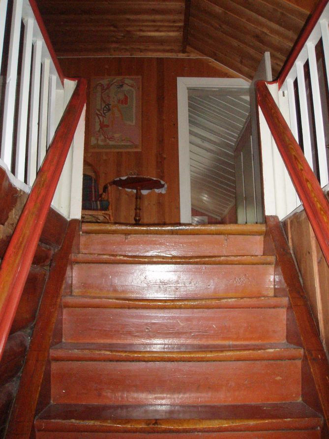 Maling av trapp ved tømmervegg - 25.04.11 037.jpg - cybaritt
