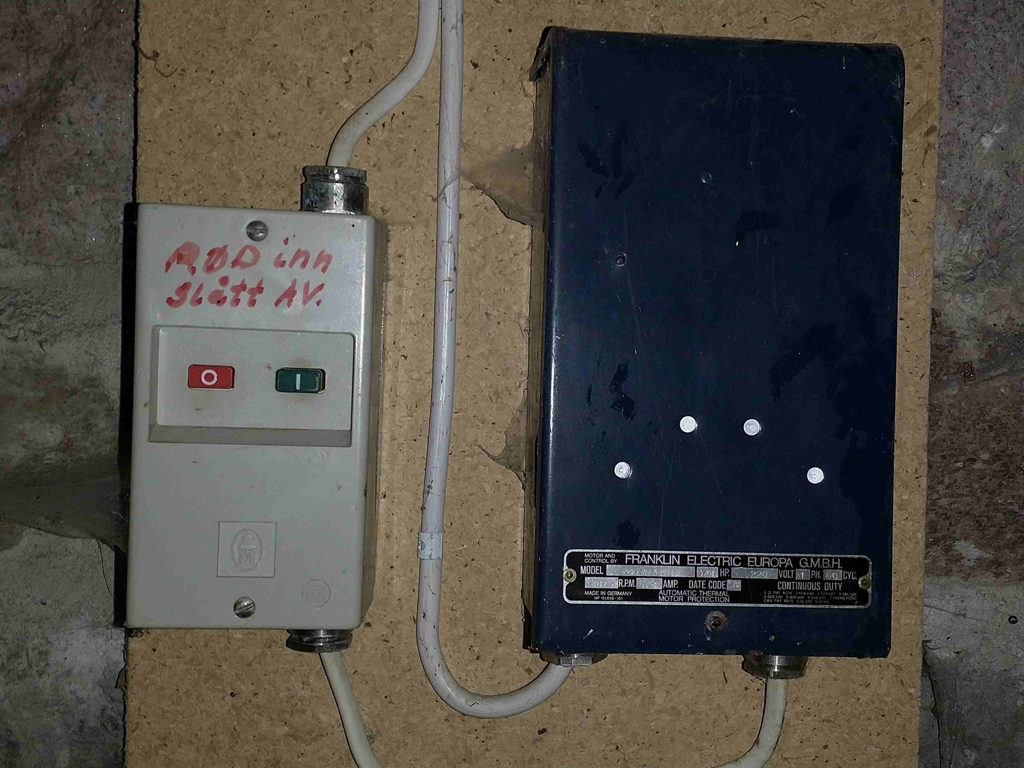 Feil på elektrisk styring av senkepumpe i borebrønn - Kontrollpanel for pumpe liten fil.jpg - Telemarking