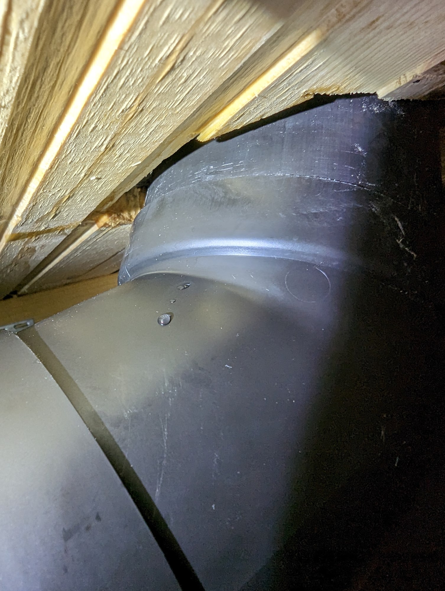 Hvordan løse kondensering og frysing på radon- og kloakkrør som går ut av taket? -  - trsdm