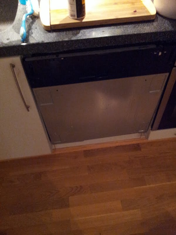 Skapdøren til den intregerte oppvaskmaskinen har fått ødelagt skruhull - oppvaskmaskin.jpeg - jattajatta