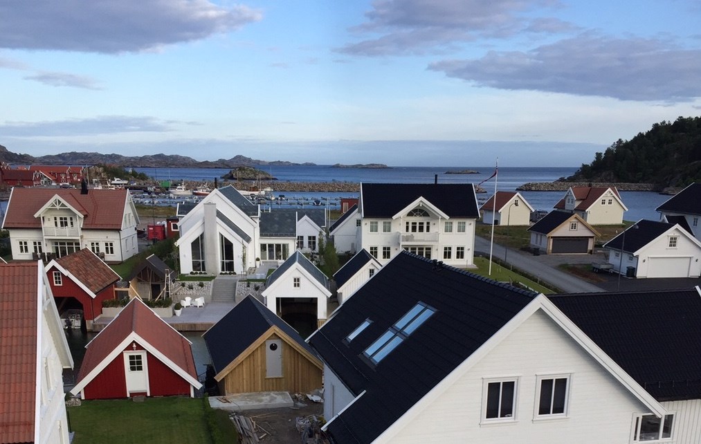 Edvin: Moderne Sørlandsidyll - brygge og båthus i hagen - Utsikt fra lift på ca. 14m høyde..JPG - Edvin