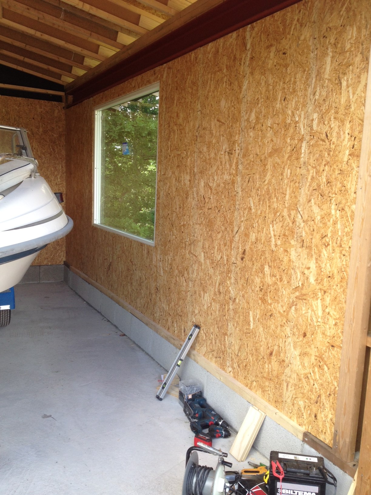 Bidda: "hjemmelaget" garasje på hytta - 43 yttervegg inne.JPG - Bidda
