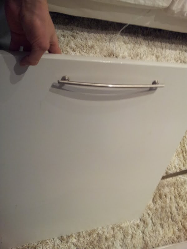 skapdøren til den intregerte oppvaskmaskinen har fått ødelagt skruhull - oppvaskmaskindør3.jpeg - jattajatta