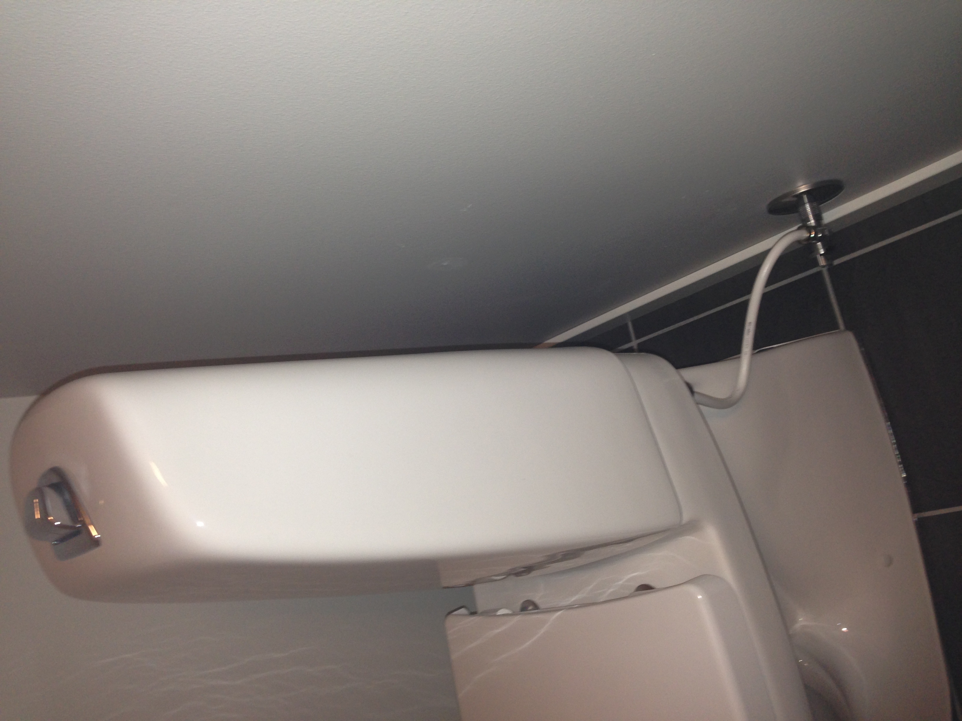 Toalettsisternen er montert 10 cm. ut fra vegg... - image.jpg - 2012-nytthus