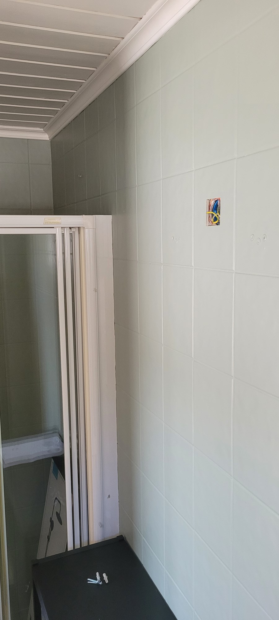 Installasjon av nytt baderomsspeil på bad - 20230305_130008.jpg - Keiez