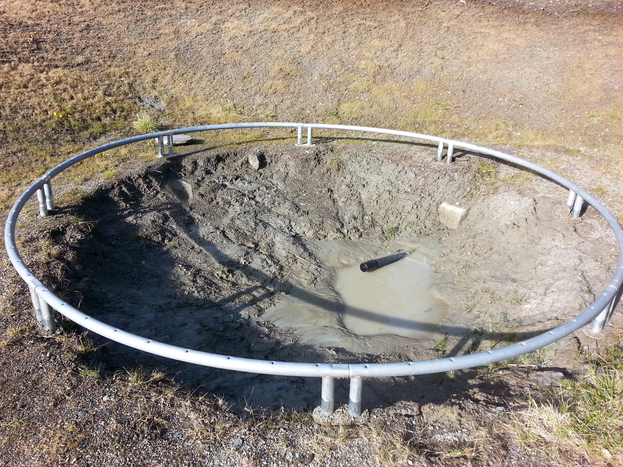 Stoppe leirras under utgravd trampoline -  - Korsang