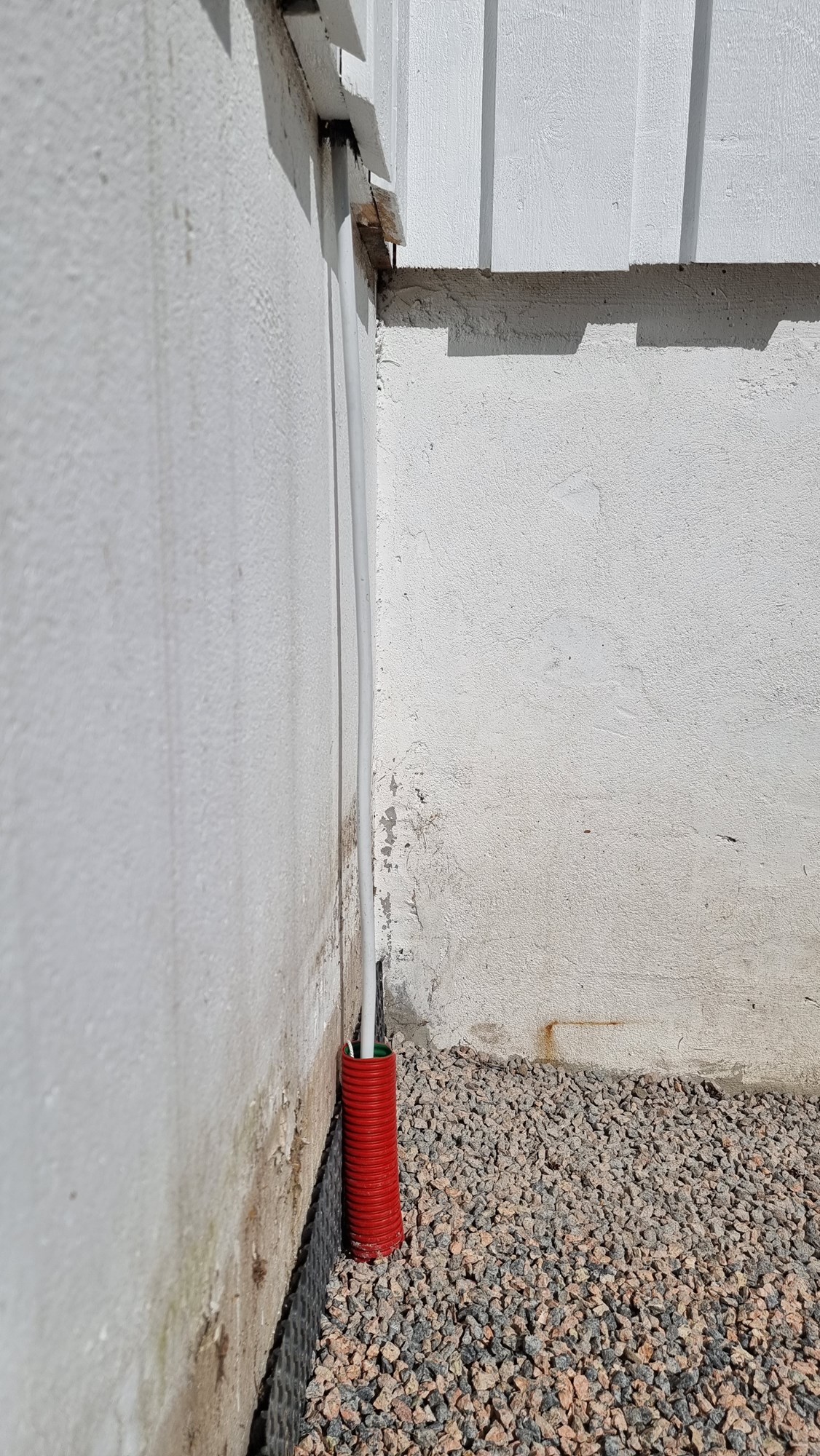 Hvordan avslutte kabel og rør ved grunnmur - ByggeBolig